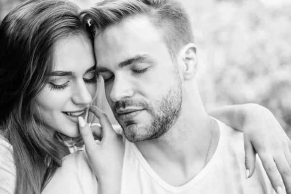 Pareja enamorada. Confianza e intimidad. Un abrazo sensual. Concepto de amor romántico. Una cita romántica. Hombre guapo chica guapa enamorada. Una pareja atractiva. Atracción sexual. Relajarse con mi amor. Los amantes de abrazos — Foto de Stock