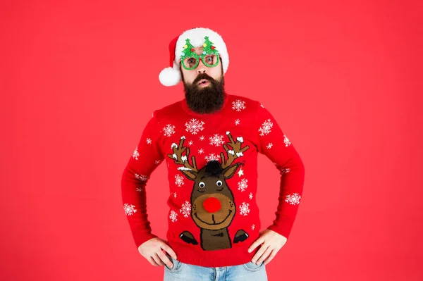 깜짝 선물이야. 수염이 있는 산타 파티 잔. 산타가 xmas 축하 할 준비가 되어 있어서 놀랬어요. 크리스마스를 보낼 시간이야. 남자 순록은 뜨개질 한 스웨터를 입고. 겨울 방학. 추운 계절의 옷. 새해 복 많이 받으세요 — 스톡 사진