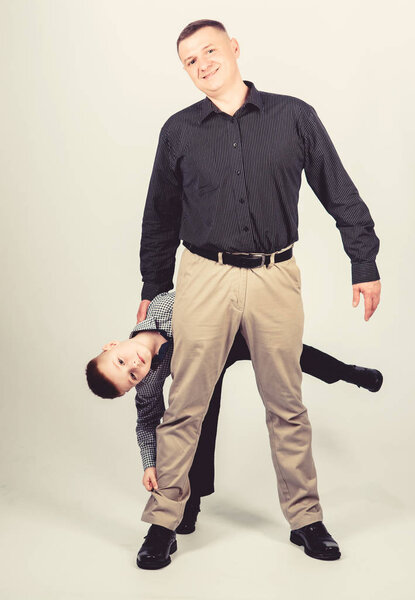 Веселюсь. счастливый ребенок с отцом. бизнес-партнер. Детство. доверие и ценности. День отца. День семьи. Отец и сын в деловом костюме. мужская мода маленький мальчик с отцом бизнесменом. весело время
