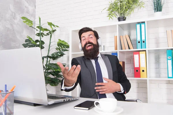 No puedo resistir la música. Los empresarios disfrutan de la música en la oficina. Hombre barbudo escuchar música y cantar junto a la canción. El agente de seguros usa auriculares tocando música. La vida moderna. Nuevas tecnologías —  Fotos de Stock