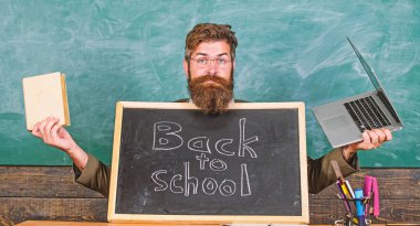 Öğretmen yeni öğrencilerin eğitim kurumuna girmesini memnuniyetle karşılıyor. Bize gel. Kayıtları artırmak için özel okul reklamları. Öğretmen veya okul müdürü okula geri tahta yazıt ile ağırlıyor