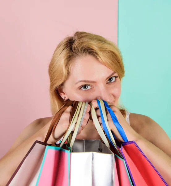 De beste kiezen. speciale aanbieding op zwarte vrijdag. De winkel is gesloten. Gelukkige vrouw shopper. Grote verkoop. vrouwelijke shopaholic houden boodschappentassen. cadeaupakketten voor vakantiepakketten — Stockfoto