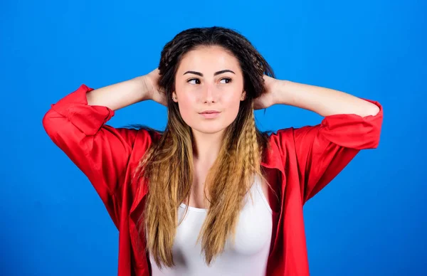 Gekräuselte Frisur. Mädchen stilvolle Frisur auf blauem Hintergrund. Selbsthilfe. zusätzliches Volumen. Haar Crimping-Methode Styling Haar. Shampoo und Conditioner. Verwöhnprogramm. Friseursalon. beschädigtes Haar — Stockfoto