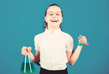 Bilgi ve bilgi. Biraz deney. Küçük çocuk çalışması. Eğitim kavramı. Kimya eğlencesi. Temel bilgi. Bilgi günü. Kimyasal sıvıları olan liseli kız. Eğitim kavramı. Güvenlik önlemleri