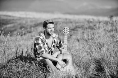 müziğe başlayın. damalı gömlek gitar ile seksi adam. akustik gitarist ile kovboy adam. country müzik şarkısı. hipster moda. mutlu ve özgür. batı kamp ve yürüyüş