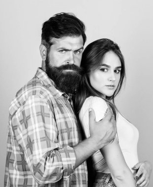 Aşk dili. kız ile sakallı adam hipster. kuaför ve berber konsepti. erkek ve kadın moda. sevgililer günü. seksi kadın ve sakallı vahşi adam. tutku çift. aşık çift