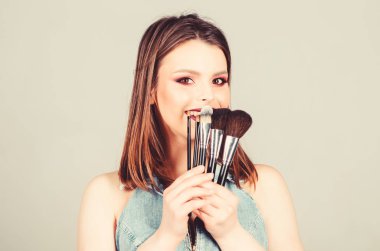 Farklı fırçalar. Makyaj kozmetik konsepti. Deri rengi değiştirici. Kozmetik dükkanı. Kız göz farı takıyor. Makyaj fırçası süren bir kadın. Kadınlığı vurgula. Profesyonel makyaj malzemeleri. Cilt bakımı