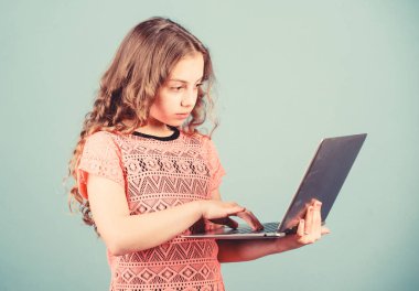 Dijital teknoloji. Dizüstü bilgisayarla çocuk eğitimi. İnternette sörf yapıyorum. Kendi blogunu geliştirin. Kişisel blog. Sosyal ağlar ve blog. Bloglama kavramı. Dizüstü bilgisayarı olan küçük çocuk kız. Pc kullanan küçük çocuk