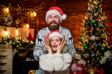 Yeni yıl partisinin tadını çıkarıyorum. Mutlu yıllar. Noel sürprizi. Birbirine aşık çiftler. Mutlu noeller. Noel Baba ailesi bir arada. Sevgi dolu Noel hediyeleri. Kış tatili Mevsimlik alışveriş satışları