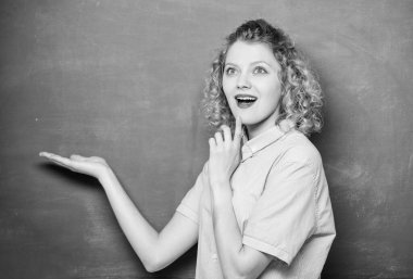 sadece ilham kaynağı oldu. bilgi günü. boş kara tahta bilgileri. Okula geri dön. Kadın okumayı sever. okul dersinde kadın öğretmen. tahtada mutlu öğrenci. Eğitim. Öğrencilerin hayatı. kopyalama alanı