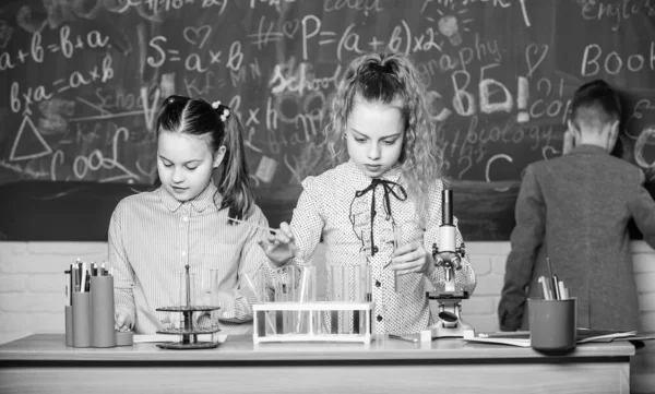 Kinderen studeren biologie of scheikunde. Schoolonderwijs. Schoolmeisjes studeren. Verken biologische moleculen. Toekomstige technologie en wetenschapsconcept. Kinderen in de klas met microscoop en reageerbuizen — Stockfoto