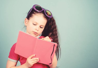 Zeki ve sevimli. kopya alanı. kitap okuma. Yaz modası. küçük güzellik kız anılarını yazmak. dizüstü bilgisayar ile gözlük küçük mutlu kız. yaz tatili ve tatil planları. günlük notları