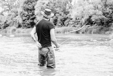 hobi ve spor aktivitesi. pothunter. suda sakallı balıkçı. yaz hafta sonu. Büyük av balıkçılığı. olta ile balıkçı. olgun adam balıkçılık sinek. adam balık yakalayarak. Derin Deniz Balıkçılığı.