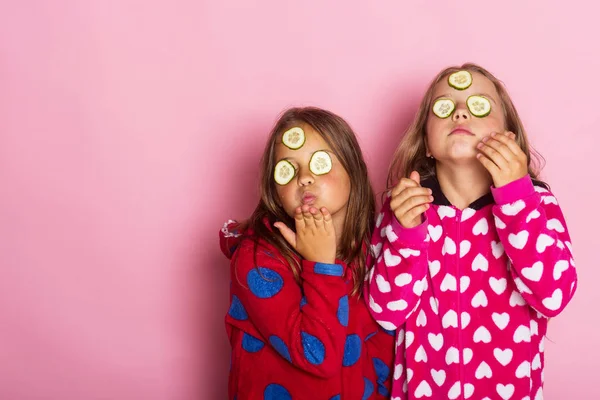 Meninas em polka colorido pijama pontilhado enviar beijos — Fotografia de Stock