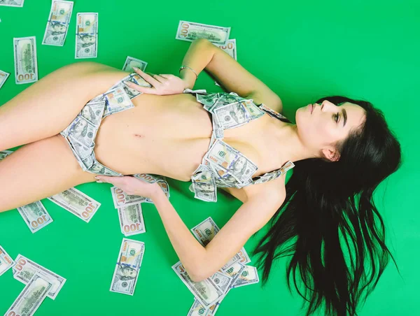 Stora utbetalningar. pengar flicka på grön bakgrund. affärsframgångar. investera i dig själv. sexig kvinna i sommarbaddräkt i valuta. Bikini-mode för dollar. perfekt kropp och hår. Kroppshandel. Bakåtlutning — Stockfoto