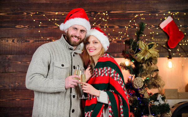 С Новым годом. Счастливого Рождества. Празднуем Рождество вместе. - Поздравляю. Домашняя вечеринка. Праздничная атмосфера. Загадай рождественское желание. Пара влюбленных праздников Рождества. Напитки для взрослых
