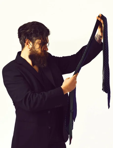 Brutal caucasiano hipster em terno preto segurando laços — Fotografia de Stock