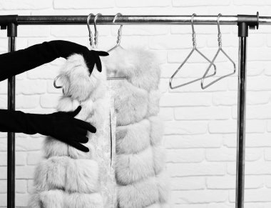 Askılarda moda kürk