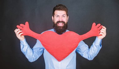 Ücretsiz hugs. Adam hipster sarılmak kalp sakallı. Sevgililer Günü'nü kutluyorlar. Sakal ve bıyık aşk Romantik ruh hali adam. Duygu aşk. Tanışma ve ilişkiler kavramı. Mutlu aşk. Fiziksel temas