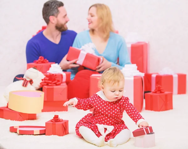 Feliz de estar juntos. Valores familiares. Amor alegría y felicidad. La paternidad premiada con amor. Concepto de amor familiar. Celebra el día de San Valentín. Pareja enamorada de bebé niño celebrar aniversario —  Fotos de Stock