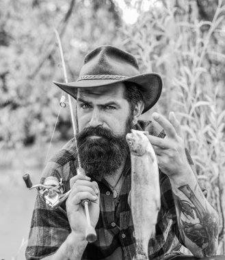 Yem olanlara iyi şeyler gelir. Şanslı bir gün. Balıkçılık her zaman gölün diğer tarafında daha iyidir. Adam memnun yakalanmış balık. Balıkçılık açık hava sporu. Balık tutma hobisi. Balıkçı ve kupa alabalık balık