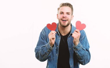 Sakallı Sevgililer günü kutlamak. Sevgi ve romantik kavramı. Romantik kutlama Sevgililer günü için fikirler. Romantik sembol. Adam iyi tutun kalp beyaz arka plan bakımlı. Romantik maço