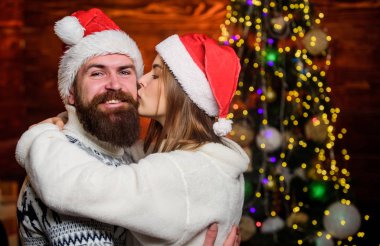 Âşık ol. Birbirini seven kalpler. Birbirine aşık çiftler Noel kutlamalarının tadını çıkarırlar. Aile geleneği. Noel zamanı. Sevgi dolu bir çift Noel ağacı arka planına sarılır. Romantik duygular