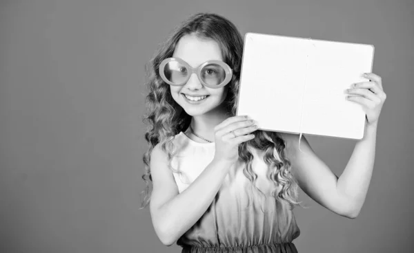 Livres de vacances populaires. Grands livres pour les vacances d'été. Fille dans les lunettes de soleil tenir le livre. Concept d'été. Loisirs et loisirs. Top livres drôles à lire. Plage lit pour l'été. Il aime lire des livres. — Photo