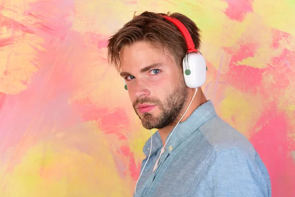 Estilo de vida musical. hipster de ojos azules con estilo con teléfono inteligente. — Foto de Stock