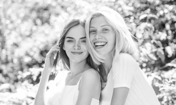 Sisterhood concept. Vriendschaps bijeenkomst. Meisjes vrienden natuur achtergrond. Vriendelijke nauwe relaties. Openbaring en oprechtheid. Vertrouwensvolle vrienden communicatie. Zorgeloze jeugdvrienden hangen buiten — Stockfoto