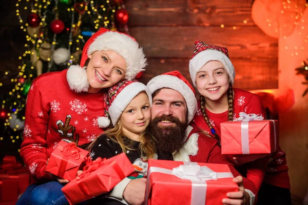 Leuke cadeaus. Kerstman vader bij gedecoreerde boom. Vrolijke moeder houdt van kinderen. Gelukkig gezin vieren nieuwjaar en Kerstmis. Open het kerstcadeau. cadeaus van de kerstman. kleine meisjes zussen met ouders — Stockfoto