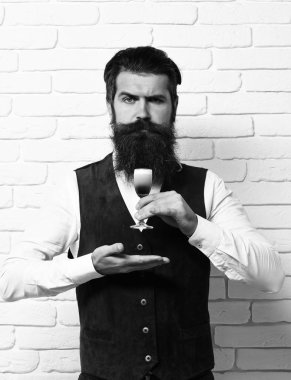 Gerçekten yakışıklı sakallı bir adam.