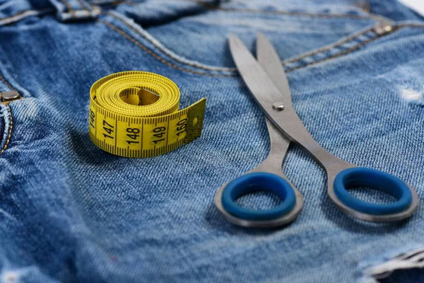 Fazendo roupas e conceito de design: alfaiates ferramentas em jeans — Fotografia de Stock
