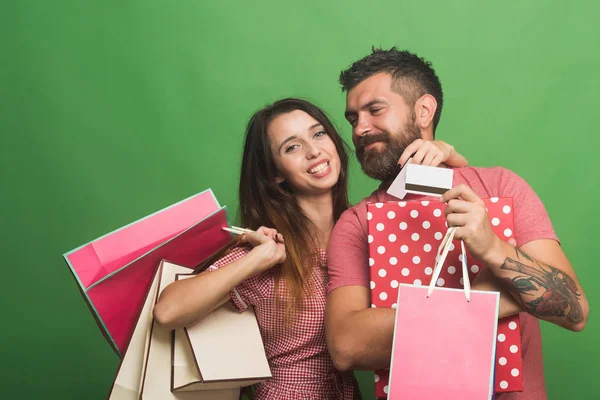 Chico con barba y hermosa dama con hacer compras — Foto de Stock