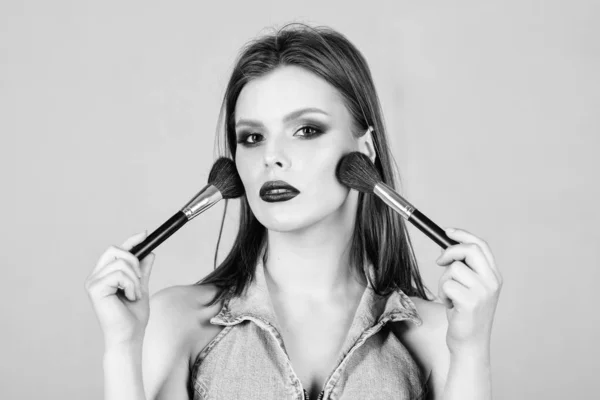 Donna attraente che applica pennello per il trucco. Forniture professionali per il trucco. Trucco concetto artista. Ragazza applicare ombretti in polvere. Nascondere imperfezioni. Stai bene e ti senti sicuro di te. Trucco labbra scure — Foto Stock