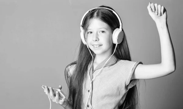 Listen for free. Music subscription. Enjoy music concept. Music app. Audio book. Educative content. Study english language with audio lessons. Girl listen music modern headphones and smartphone — Stock Photo, Image