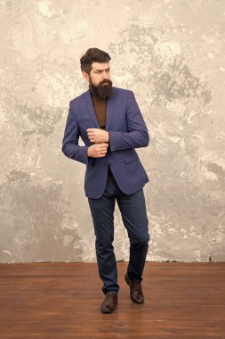 Resmi takım elbiseli vahşi sakallı hipster. Erkek manken. Olgun sakallı işadamı yürüyor. Terzi veya moda tasarımcısı. Modern hayat. sakallı zarif sakallı adam. İş profesyonelleri