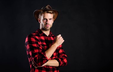 Nostalji. Çiftlikte kareli gömlek. Vahşi batı rodeosu. Şapkalı yakışıklı adam. Kırsal kesimdeki kovboy. Batı. Klasik tarz adam. Vahşi Batı eski kovboy. Batı kovboy portresi