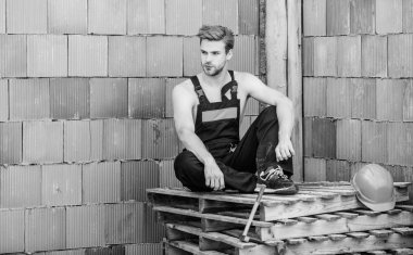 iş yerinde rahatlayın. alet ile mühendis. mimar onarım ve düzeltme. bina ve inşaat. işçi ahşap palet dinlenmek. iş kıyafetleri içinde adam oluşturucu. profesyonel tamirci sert şapka parçaları