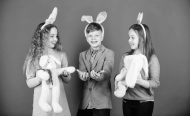 Yumurta avlamak için hazır. Çocuklar yumuşak oyuncak tavşan Paskalya yumurtası avına hazır. Grup Aksesuar kutlamak Paskalya bunny kulaklar çocuklar. Paskalya etkinliği ve eğlenceli. Paskalya gününde birlikte eğleniyor arkadaşlar