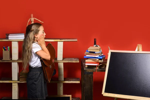 黒板、コピー スペース近くに女の子が立っています。子供と学校用品 — ストック写真