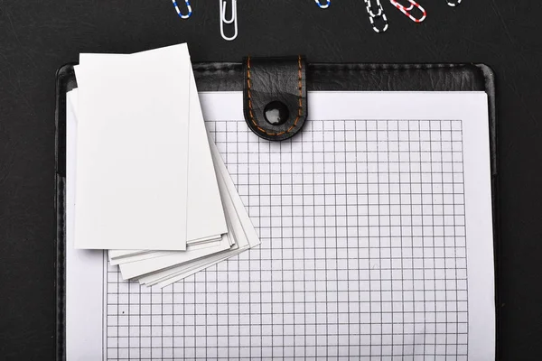 Cuaderno cubierto de cuero con páginas en blanco sobre fondo negro — Foto de Stock