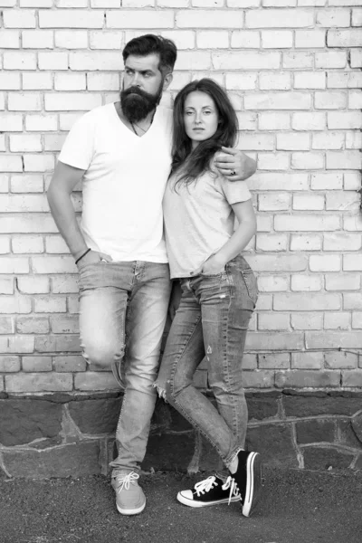 Romance mútuo. Mulher sensual e homem barbudo desfrutando de romance no relacionamento. Casal romântico apaixonado abraçando na parede de tijolo. Sentir romance. Romance no amor — Fotografia de Stock