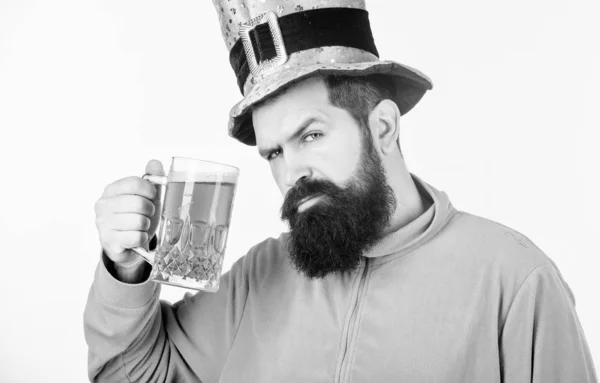 Afogar o lixo. Hipster de chapéu de duende segurando caneca de cerveja. Homem barbudo a brindar ao dia dos santos patricks. Um irlandês com barba a beber cerveja verde. Celebrando dia de santo patricks no bar — Fotografia de Stock