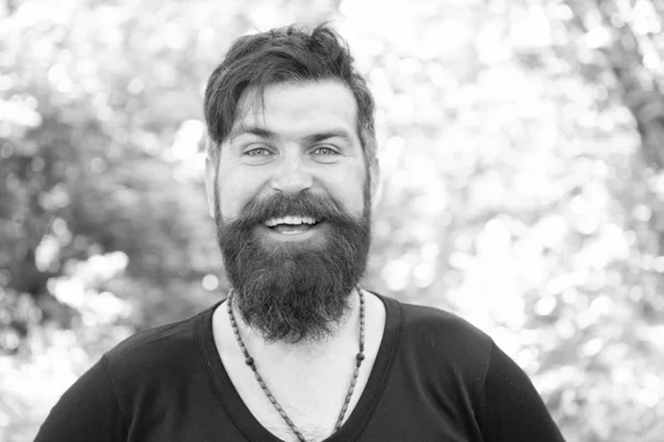 Concepto de temporada de calor de verano. Naturaleza salvaje. Hombre barbudo hipster brillante follaje fondo. Chico relajarse en el bosque de verano. Hombre guapo con barba y bigote vacaciones de verano. Brutalidad del concepto selva — Foto de Stock