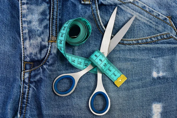 Ferramentas de alfaiates no bolso de jeans: fazer roupas e conceito de design — Fotografia de Stock