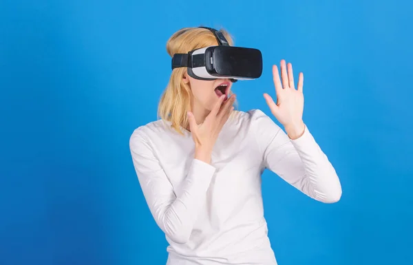 A mulher com óculos de realidade virtual. Mulher bonita vestindo óculos de realidade virtual no estúdio. Mulher com fone de ouvido de realidade virtual. Dispositivos VR . — Fotografia de Stock