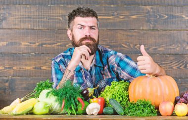 zengin sonbahar kırpma ile adam şef. mevsimlik vitamin gıda. Yararlı meyve ve sebze. Sonbahar içinde hasat festivali. organik ve doğal gıda. Cadılar Bayramınız Kutlu Olsun. sakallı olgun çiftçi. Sonbahar hasadın