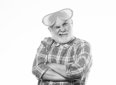 Göz sağlığı. Optik mağazası. Eğleniyor. Göz bakımı. Yaşlanma ve görme. Tanı göz hastalığı ve yaş değişiklikleri. Adam olgun yaşlı sakallı hipster dev güneş gözlüğü giymek. Neşeli emekli kavramı