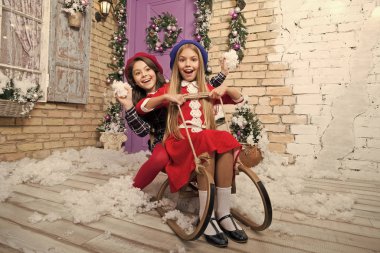 Kızak çanları çalıyor. Noel 'den önceki sabah. Kızaklı küçük kızlar. Mutlu yıllar. Kış. Xmas çevrimiçi alışveriş. Aile tatili. Noel ağacı ve hediyeler. Çocuk tatilin tadını çıkar.